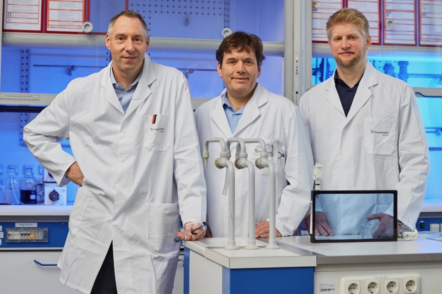 Dr. Holger Wack and Damian Hintemann from Fraunhofer UMSICHT, along with Thomas Baus from Hörmann KG Glastechnik (left to right)