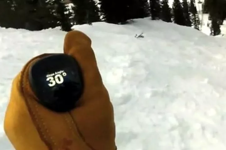 Neva ski poles contain a microprocessor and OLED screen, allowing skiers to do things such as receiving phone calls while on the slopes