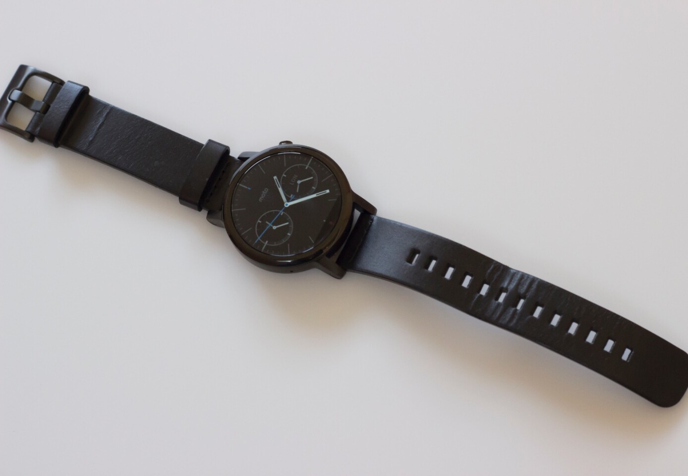 The watch looks better with dark clock faces, due to that "flat tire" display