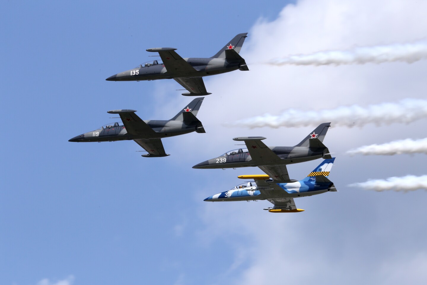 Albatros trainers in formation (Photo: Angus MacKenzie/Gizmag.com)