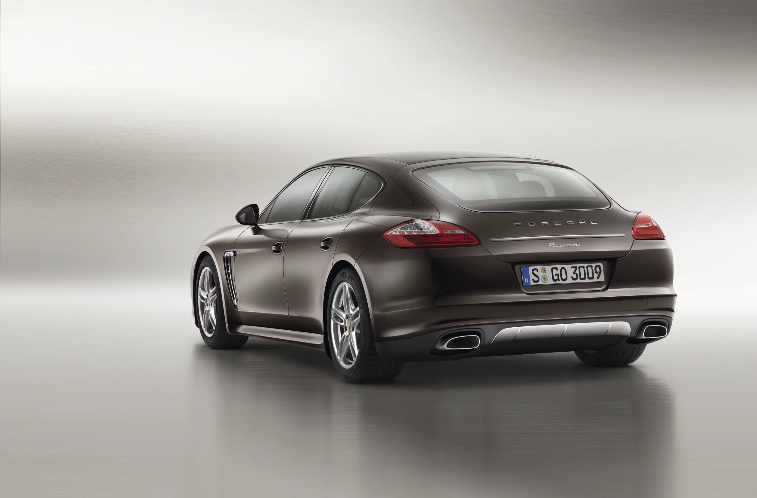 Porsche Panamera Platinum Edition exterior in mahogany metallic