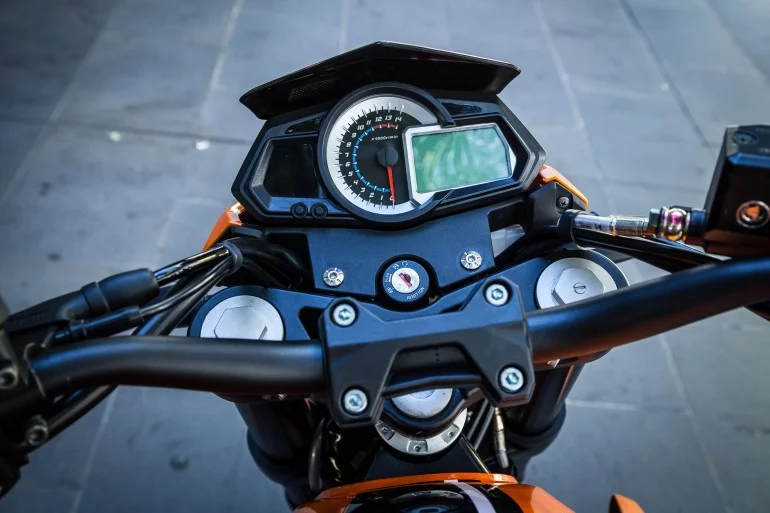 Benelli BN302 - dash (Photo: Loz Blain/Gizmag)