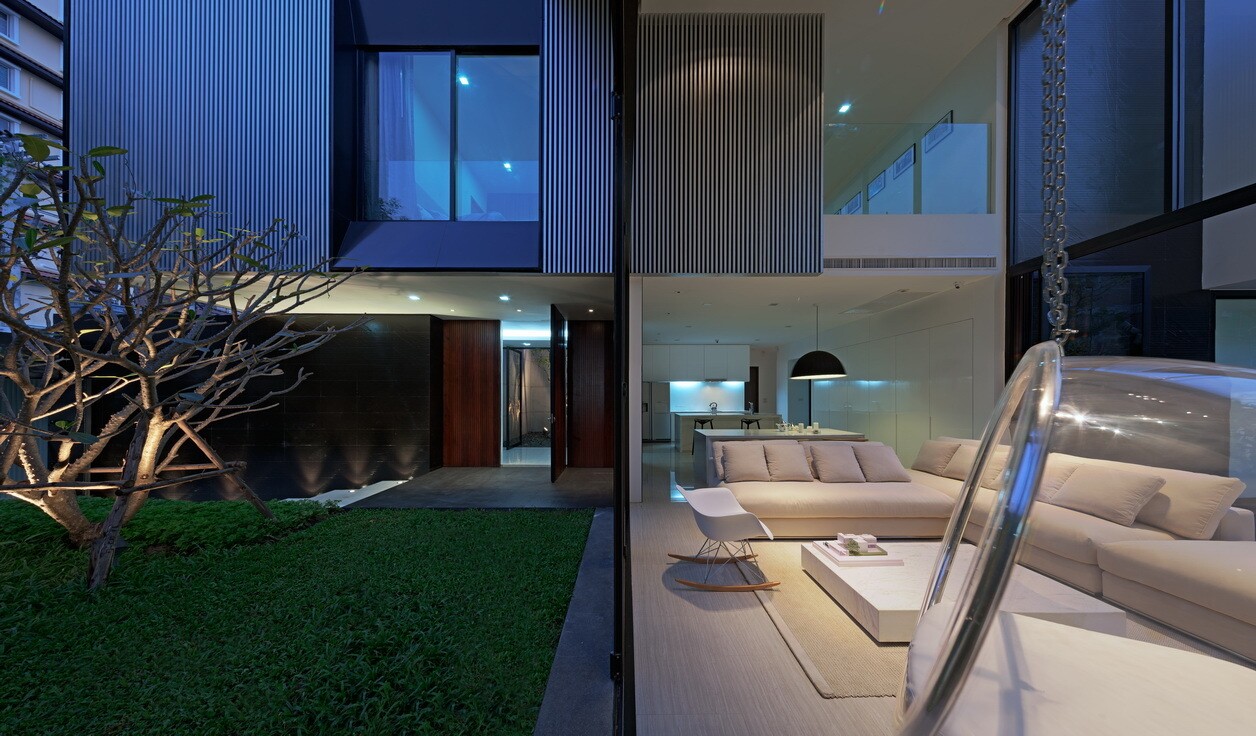 Almost half the house is cantilevered over the ground floor (Photo: Piyawut Srisakul)
