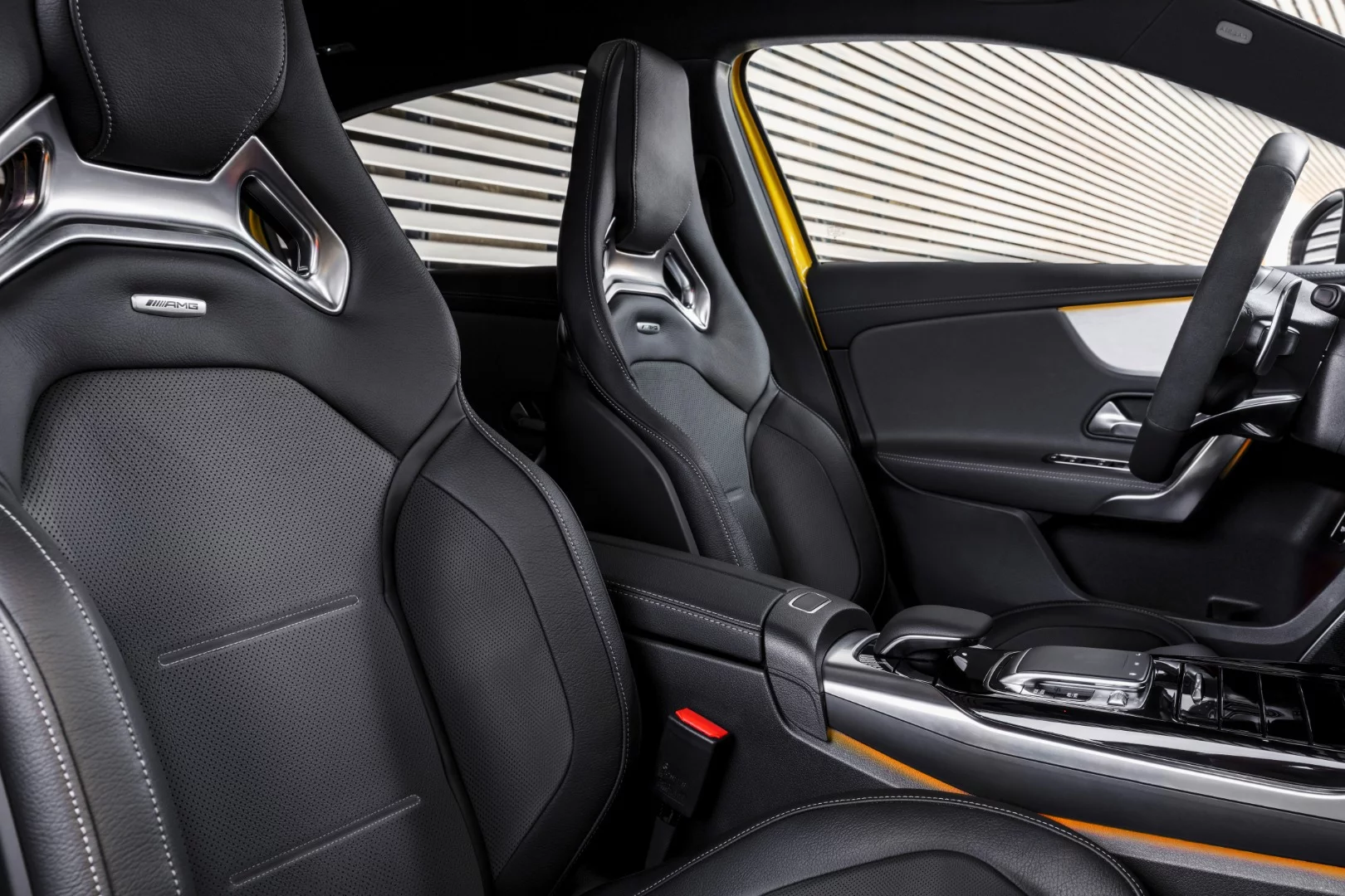 Mercedes-AMG A 35 4Matic: sporty interior
