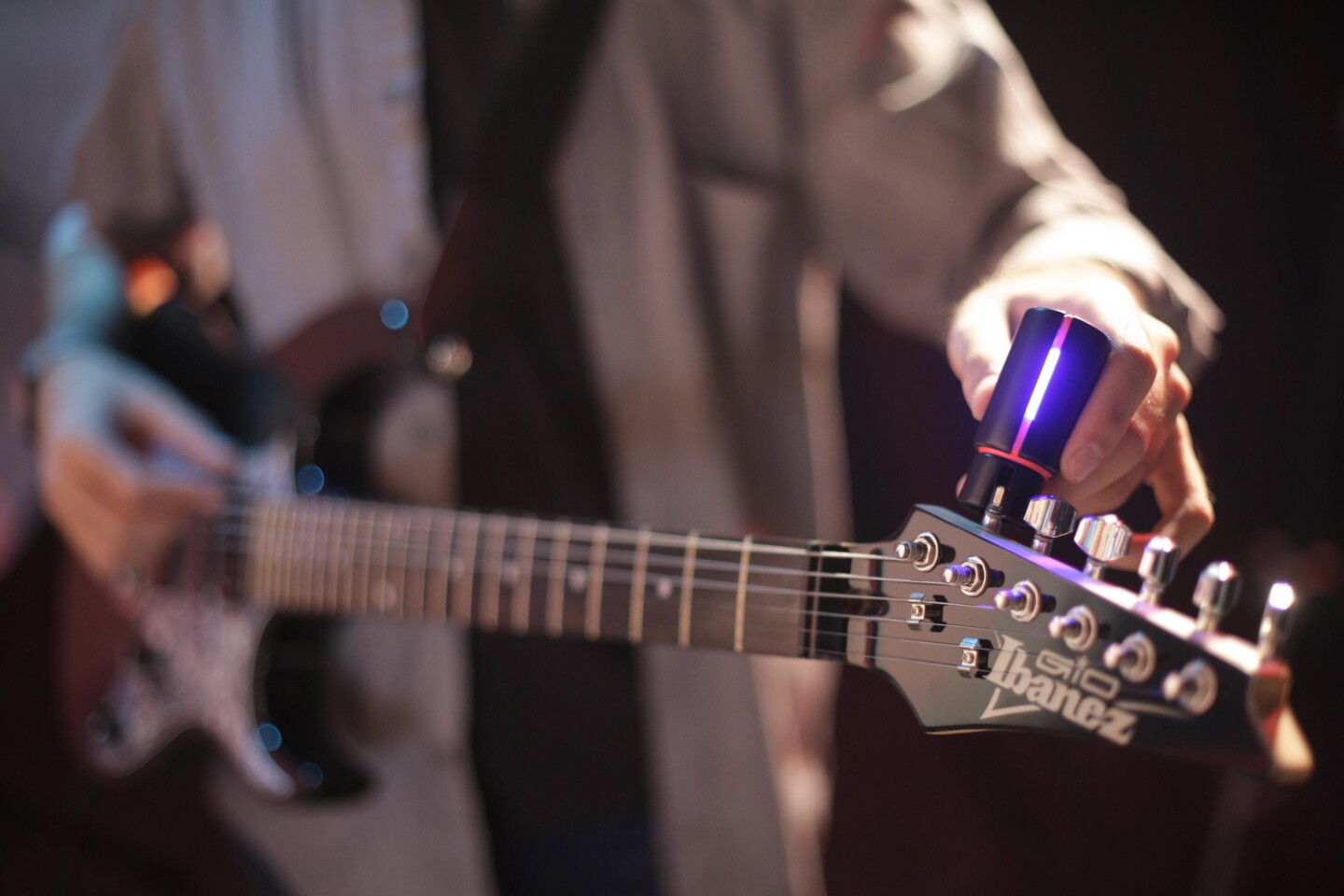 An LED strip on the top of the Roadie Tuner serves as an at-a-glance status indicator