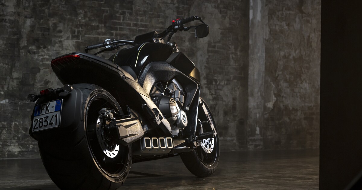 inline four cruiser with the widest production rear tire