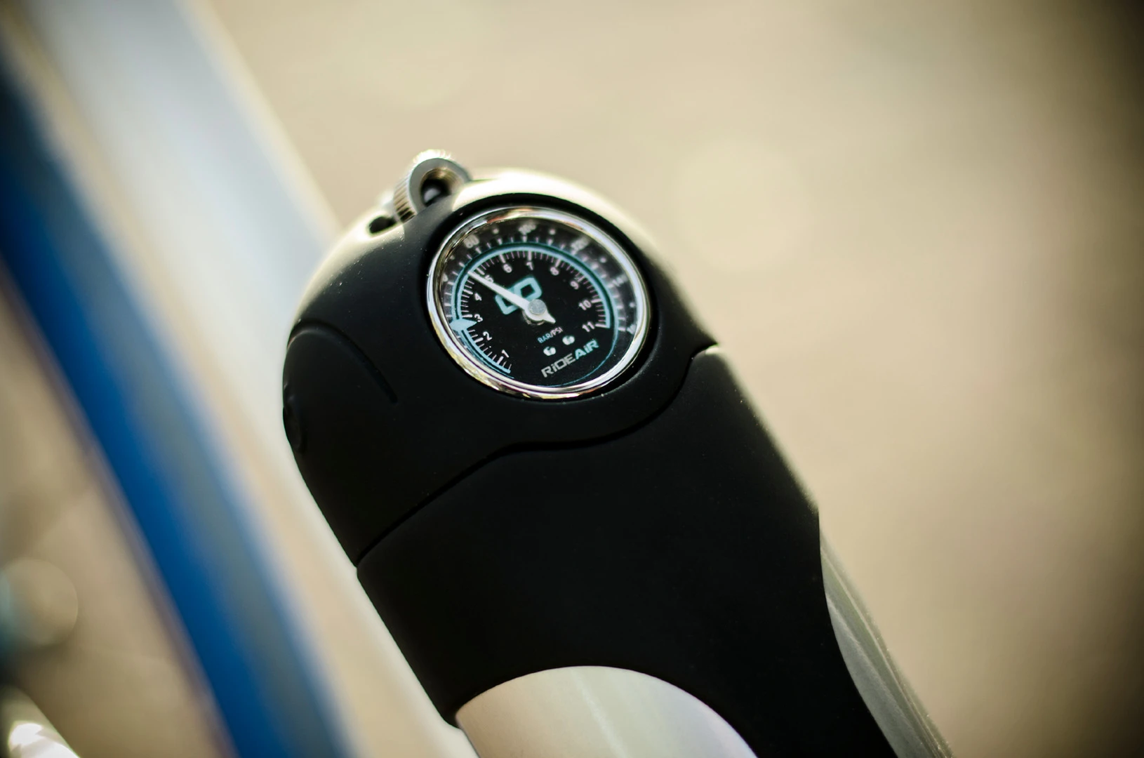 RideAir features a dial gauge that shows how much air is left inside it (Photo: DesignAir Innovations)