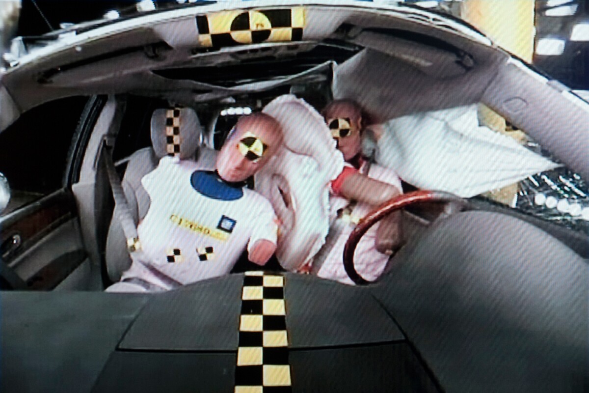 gm-to-introduce-industry-first-front-center-airbags