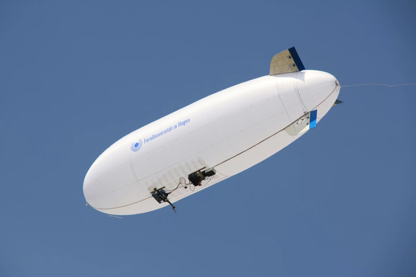 The radiometric sensor works in the microwave range between 8 and 40 GHz. At these low frequencies, radiation is scattered far less by dust particles than at the high IR frequencies. Credit: Fraunhofer FHR