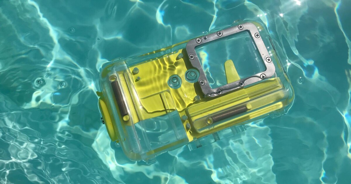 Housing turns any phone into an underwater camera