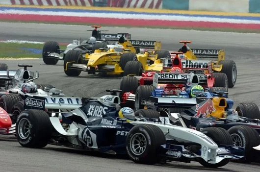 Mark Webber moves from sixth to fourth in the first few corners - the reversal of his fortunes in the first corner in the previous race