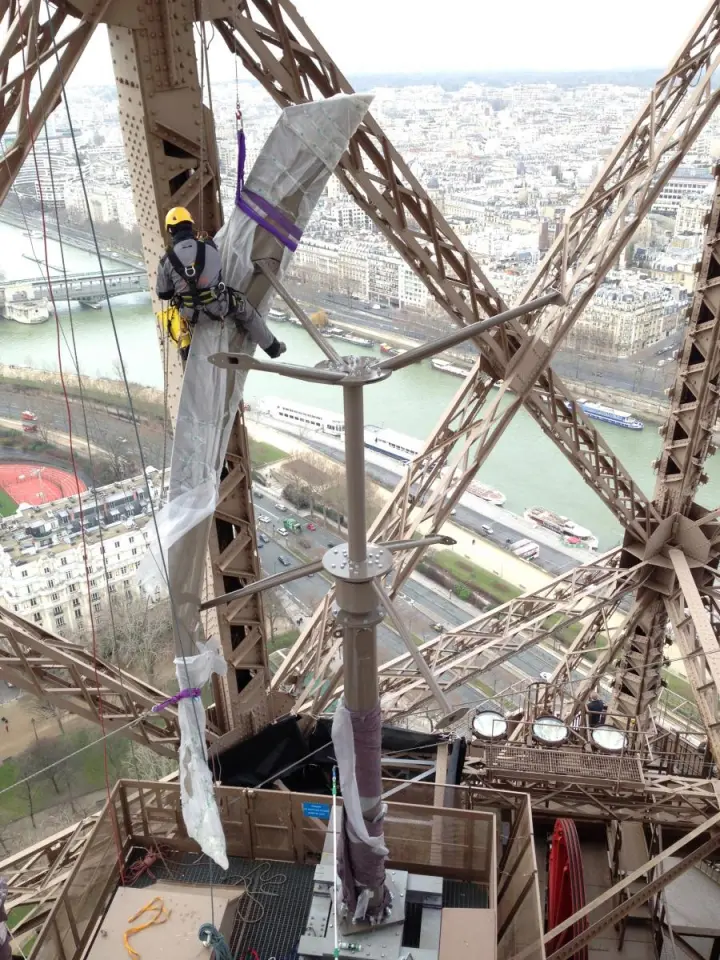 The turbines were hoisted into place with ropes (Photo: UGE)