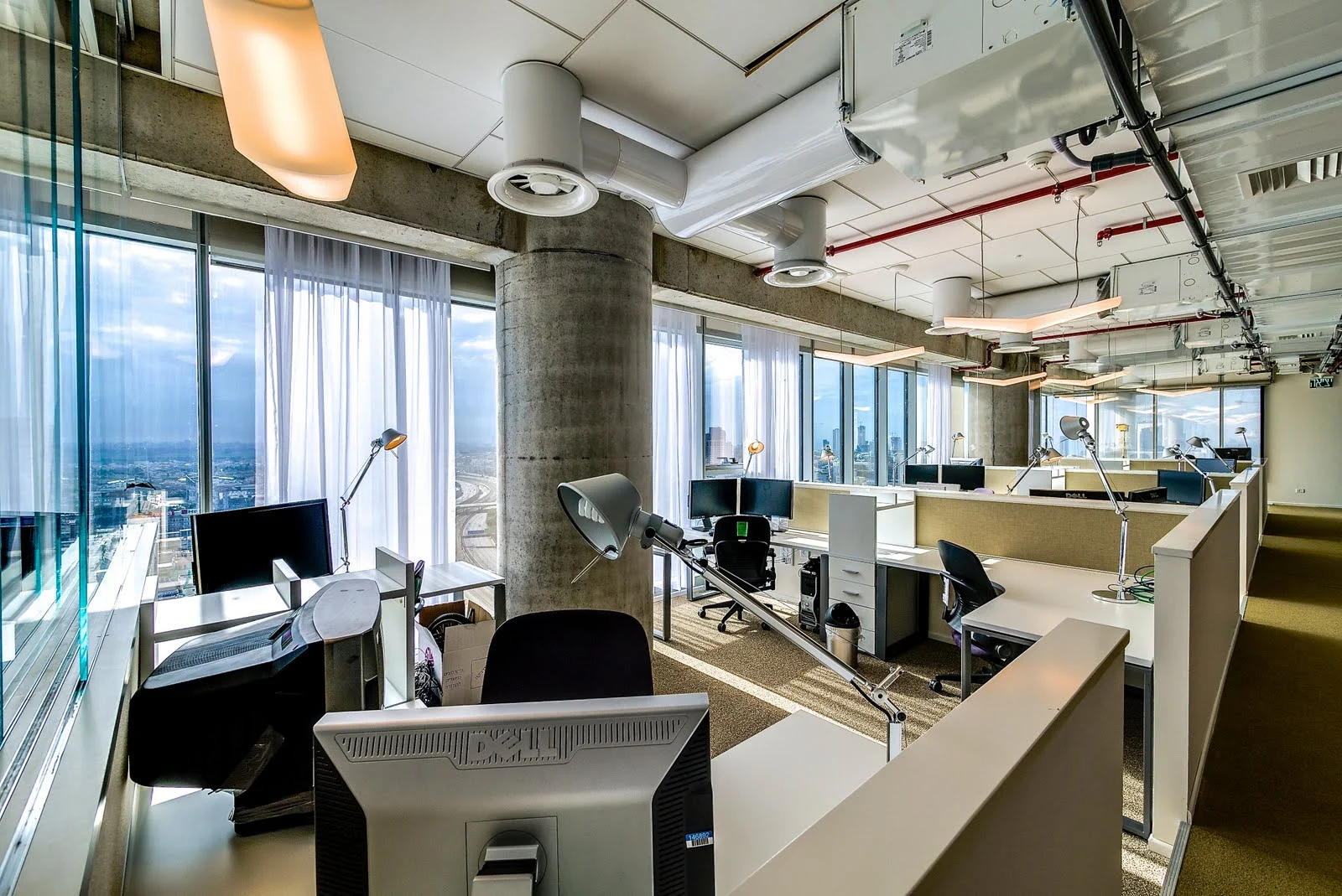 Google Tel Aviv includes traditional desk based work zones (Photo: Itay Sikolski)
