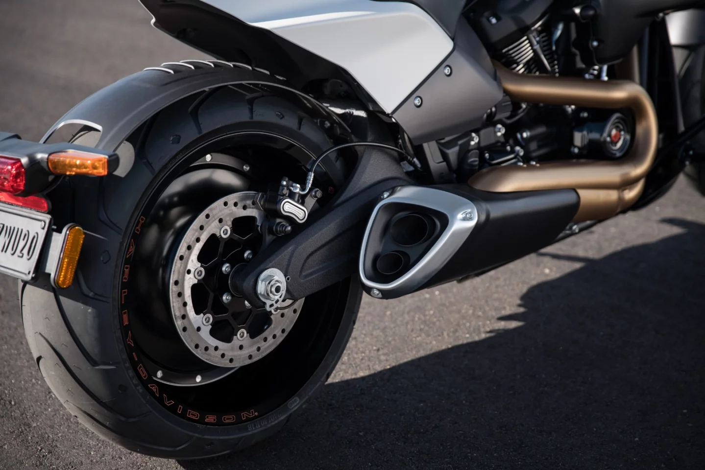 2019 Harley-Davidson FXDR 114: rear fender has been chopped so far down as to be nearly invisible from the side