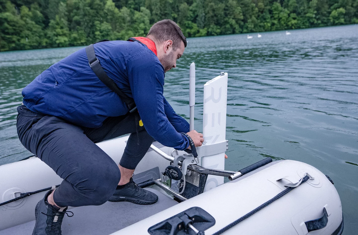 The 34-lb RemigoOne Neo includes a transom bracket that weighs roughly 5 lb and allows the main motor drive to be carried on and off the water as needed