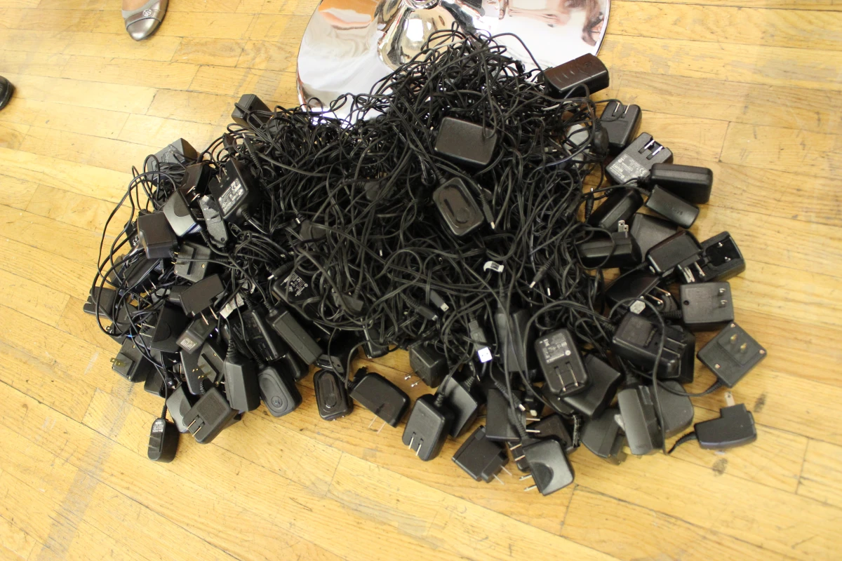 Countless numbers of phone chargers get left behind in hotels every day (Photo: Gizmag)