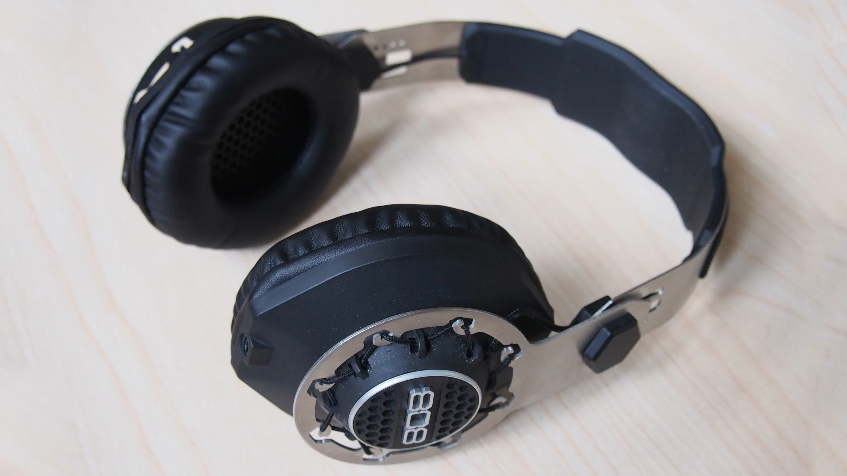 Gizmag reviews 808 Audio's Performer BT Bluetooth headphones (Photo: Adam Williams/Gizmag)