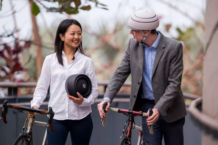 The Closca Fuga in its flat (left) and on-the-head states