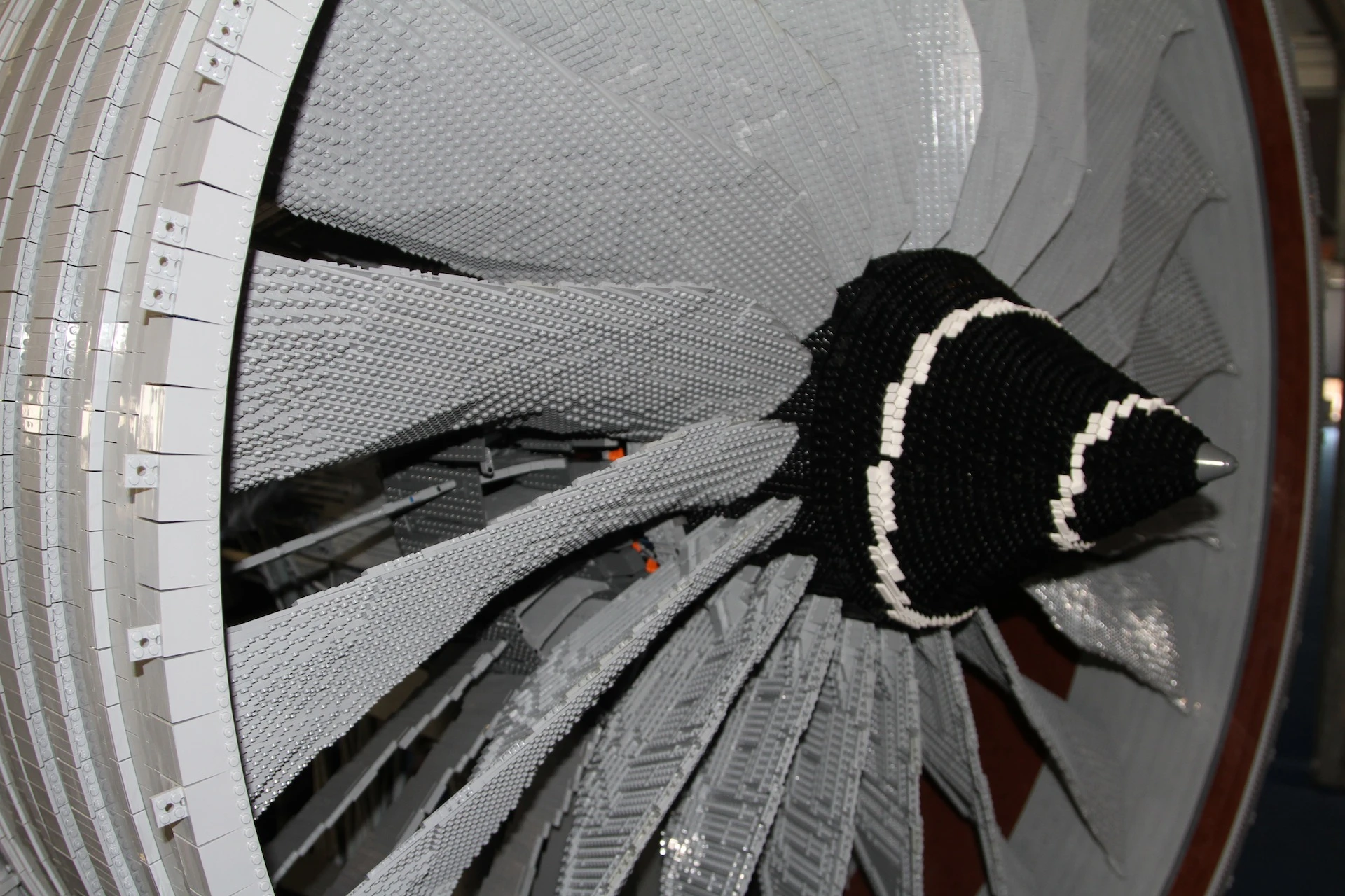 The model weighs in at 307 kg (677 pounds), is 2 meters (6.6 feet) in length and 1.5 meters (4.9 feet) across (Photo: Gizmag)
