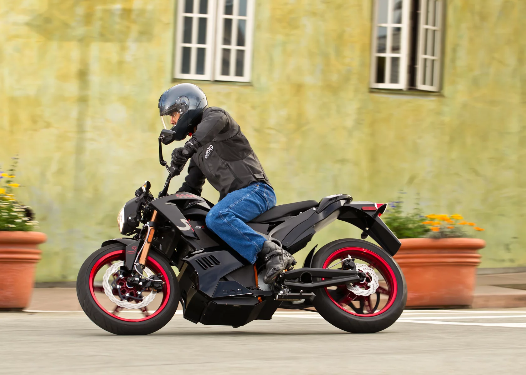 The 2012 Zero S boasts a record-breaking range of 114 miles