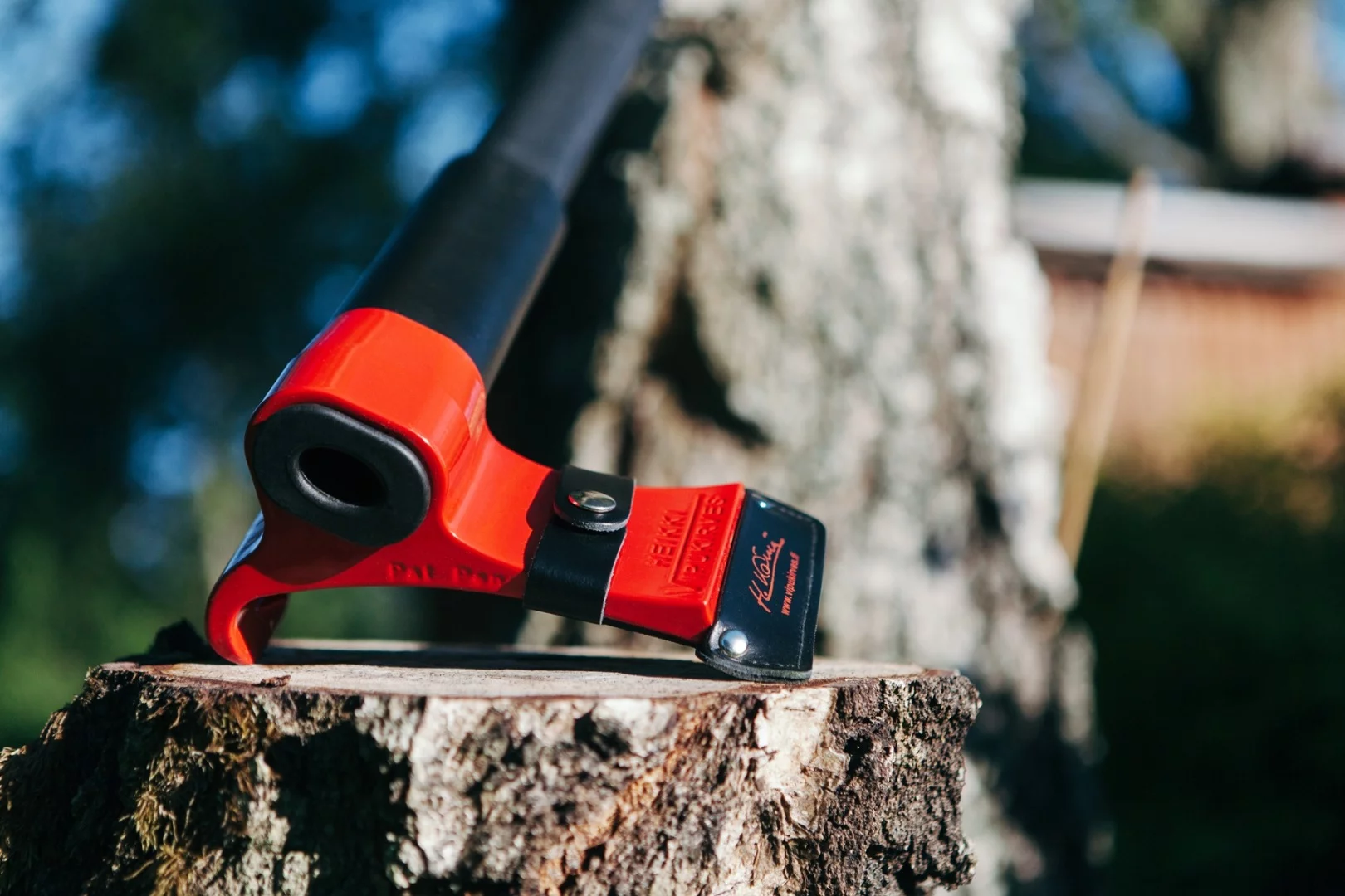 By harnessing leverage when its cutting edge strikes wood, the Leveraxe reportedly chops wood more easily and safely
