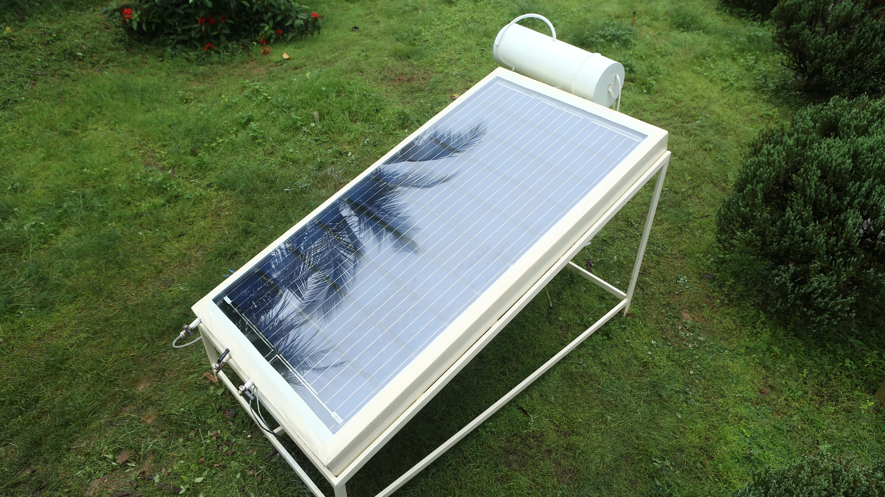 The Desolenator produces clean drinking water using sunlight