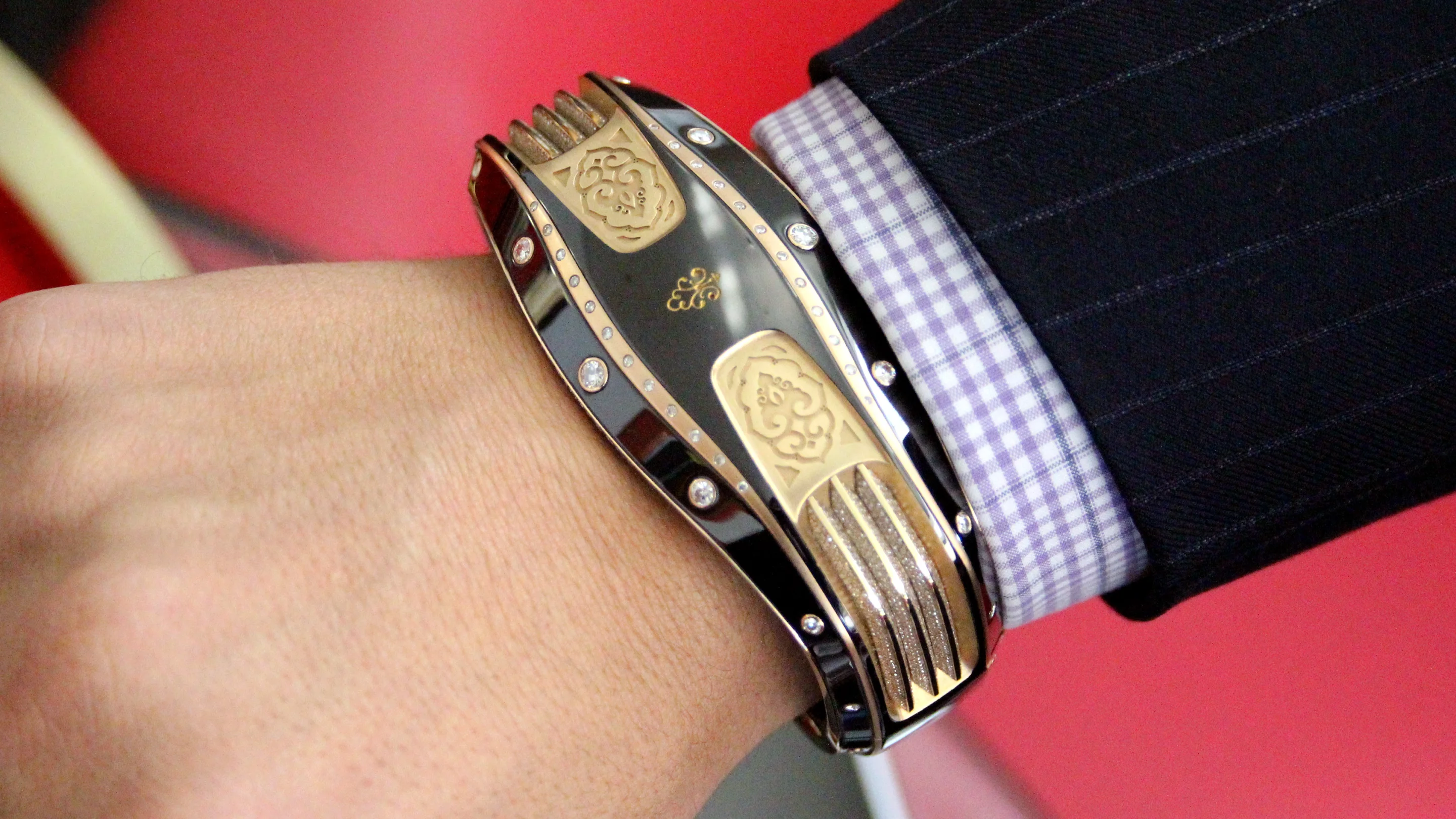 The bracelet features a kinetic energy generation system that recharges the battery using the motion of the user's arm, allowing for a year or more between charges (Image: Chris Wood/Gizmag)