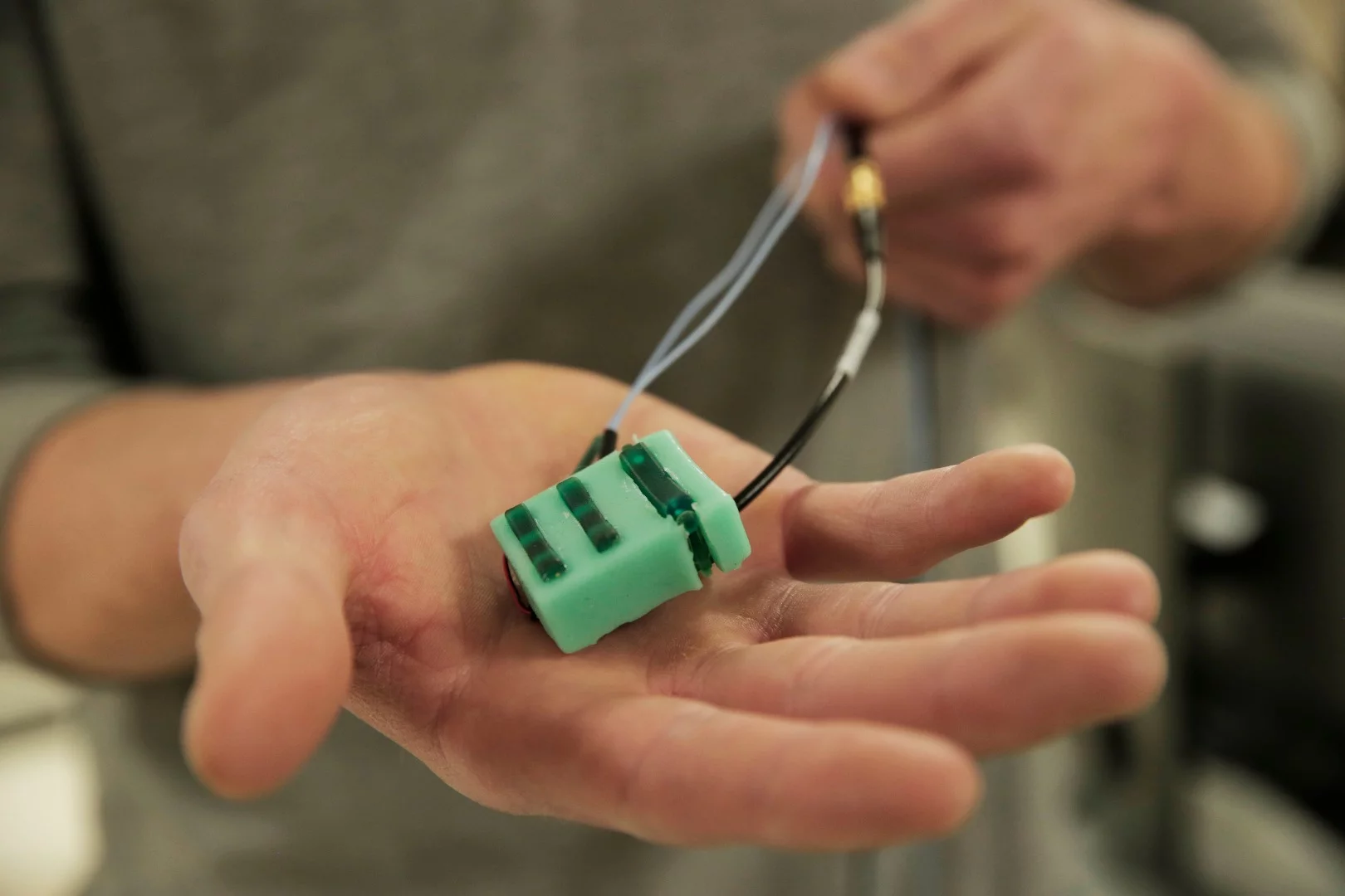 Using the device, tensile stress values can be established for different activities, regarding the tendon in question