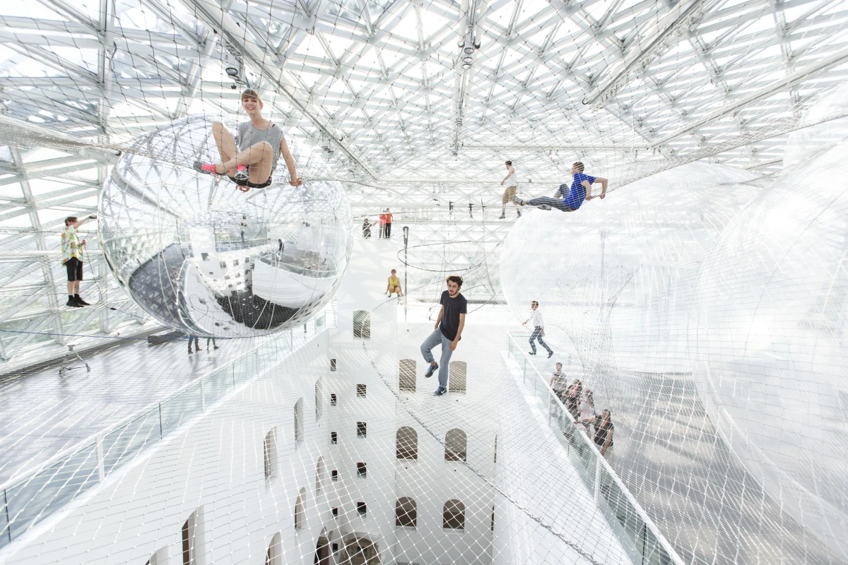 Between the nets, six inflatable PVC spheres up to 8.5 m (30 ft) in diameter, divide the space and allow visitors to move freely (Image: Studio Tomás Saraceno © 2013)