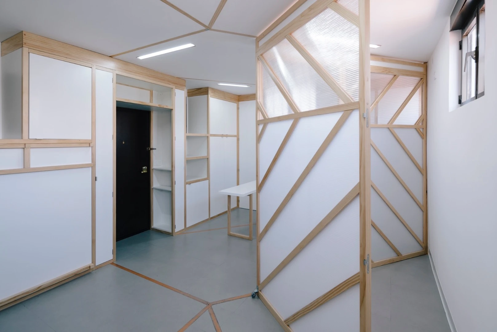 Elii fitted a hinged wooden and perspex screen to the walls
