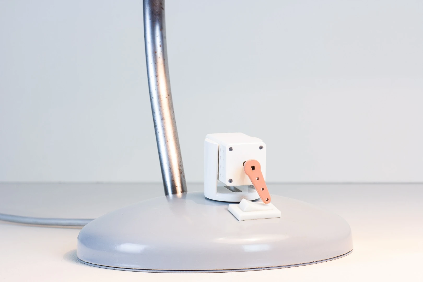 The Smartians toolkit comes with DIY add-ons for custom projects, such as powering this table lamp on and odd remotely