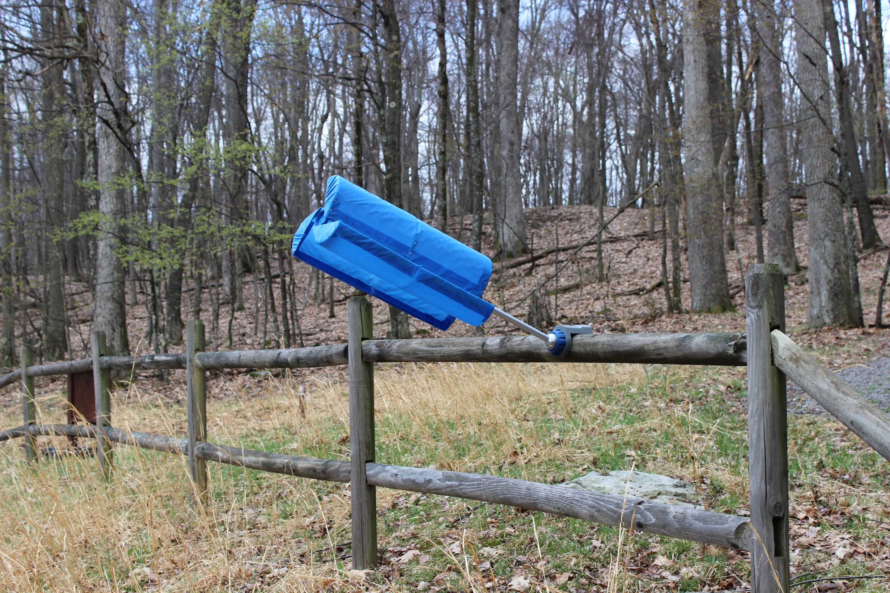 The Windpax system can be hung from a tree or elevated surface in an inverted configuration, or attached to a table or vertical surface thanks to a removable clamp with a pivoting ball-head