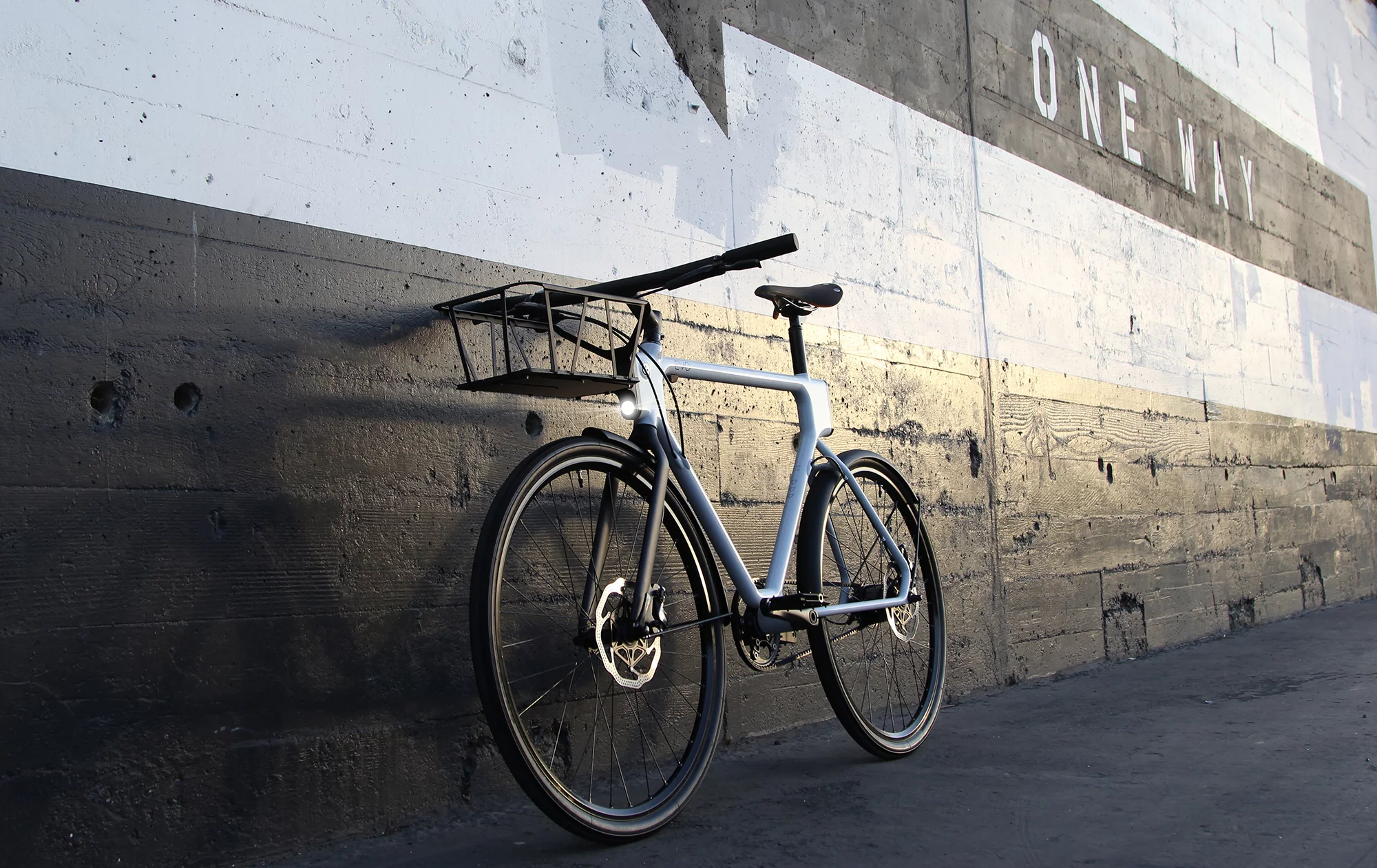 The loading and unloading of cargo is made easier by a fork lock function, which keeps the front wheel from turning sideways when the bike is parked