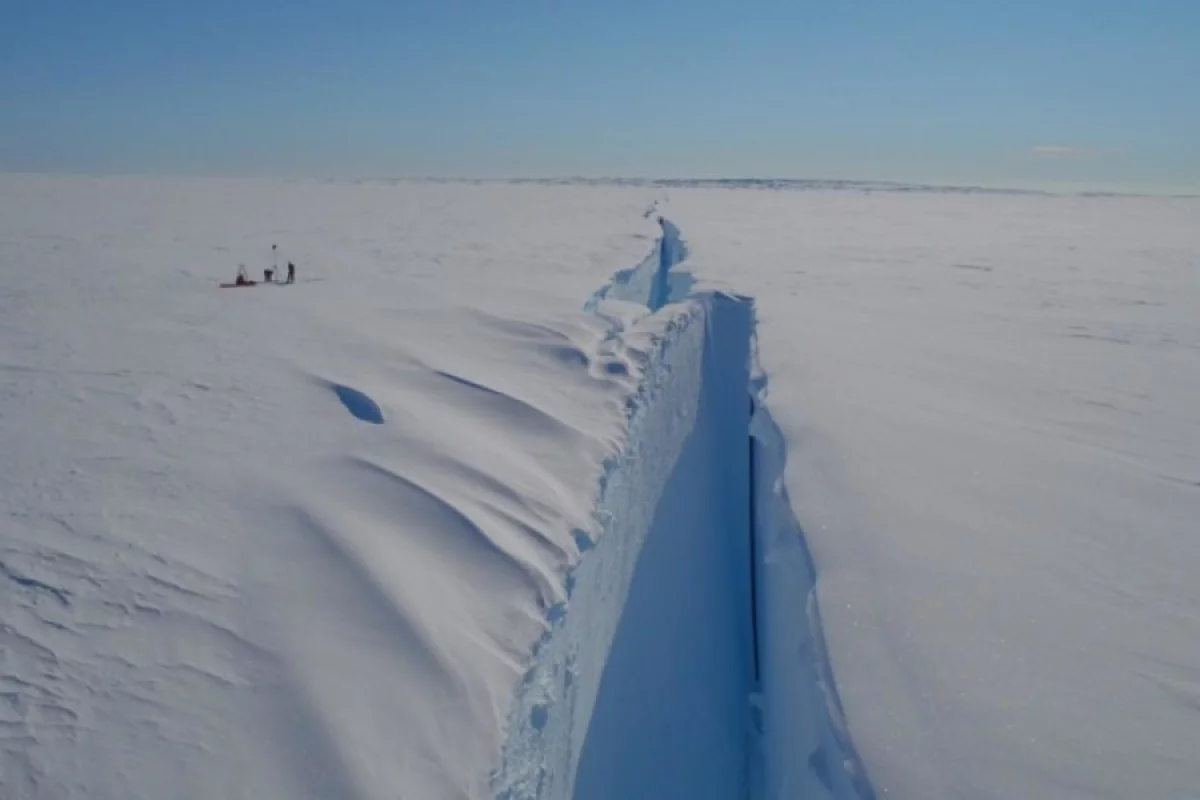 The Halloween Crack, discovered in October 2016, is threatening the Brunt Ice Shelf