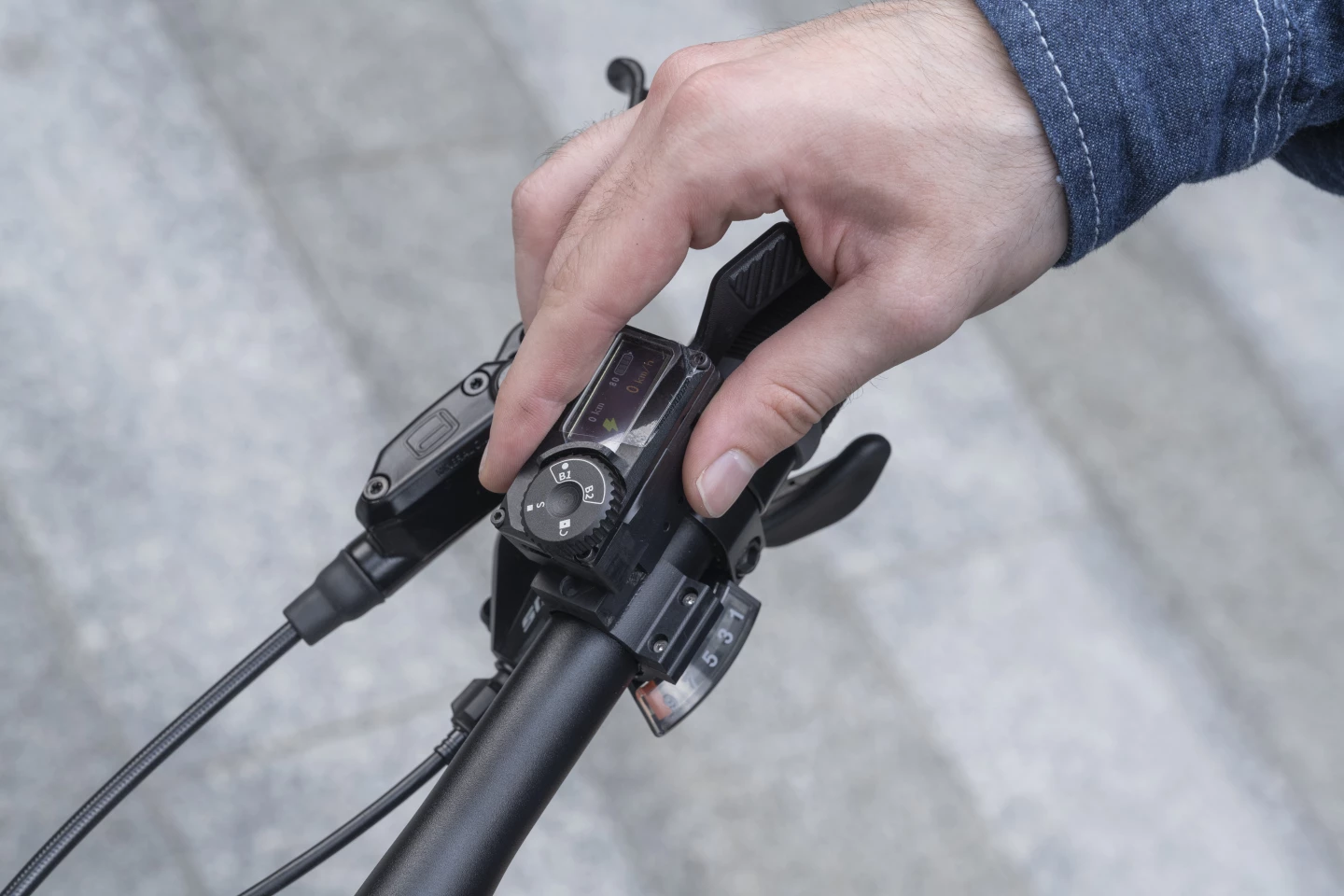 The handlebar controller offers simple dial mode shifting and a small color readout