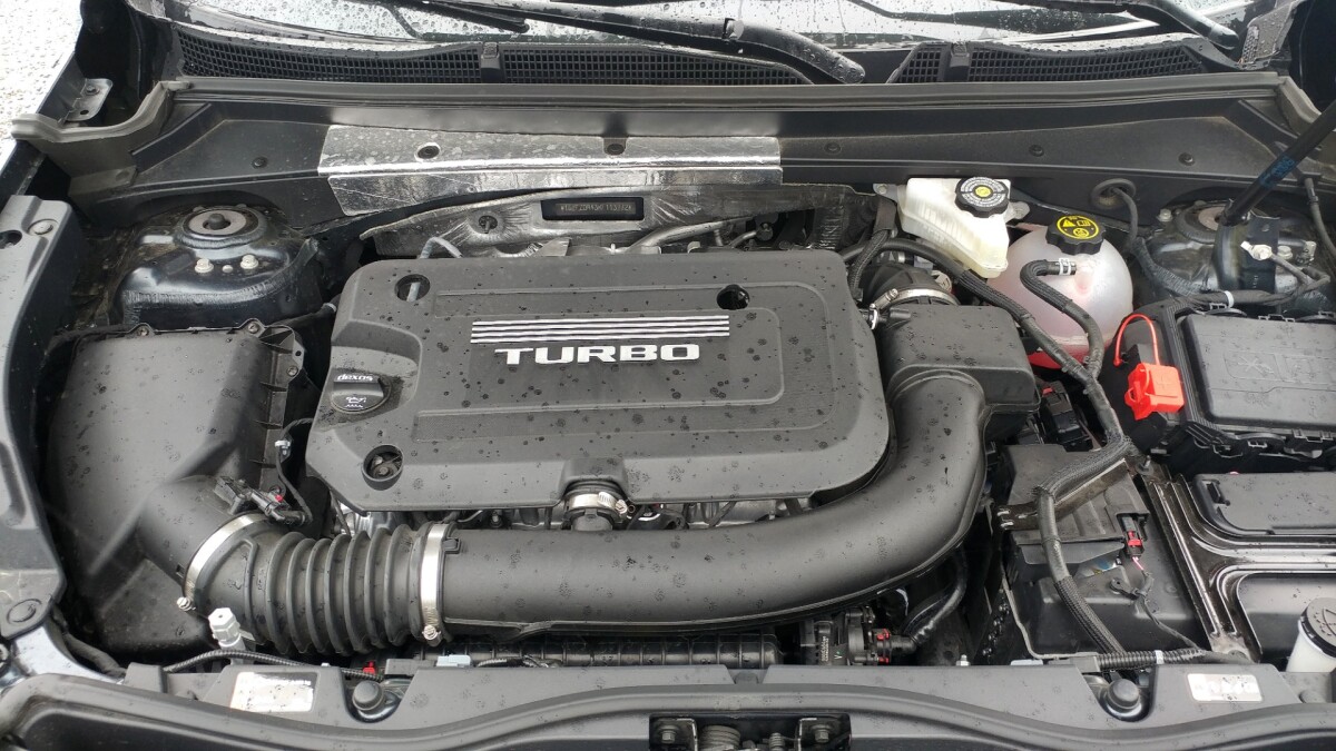 The XT4 uses a 2.0-liter turbocharged four-cylinder engine that outputs a robust 247 horsepower (184 kW) and 258 lb-ft (350 Nm) of torque