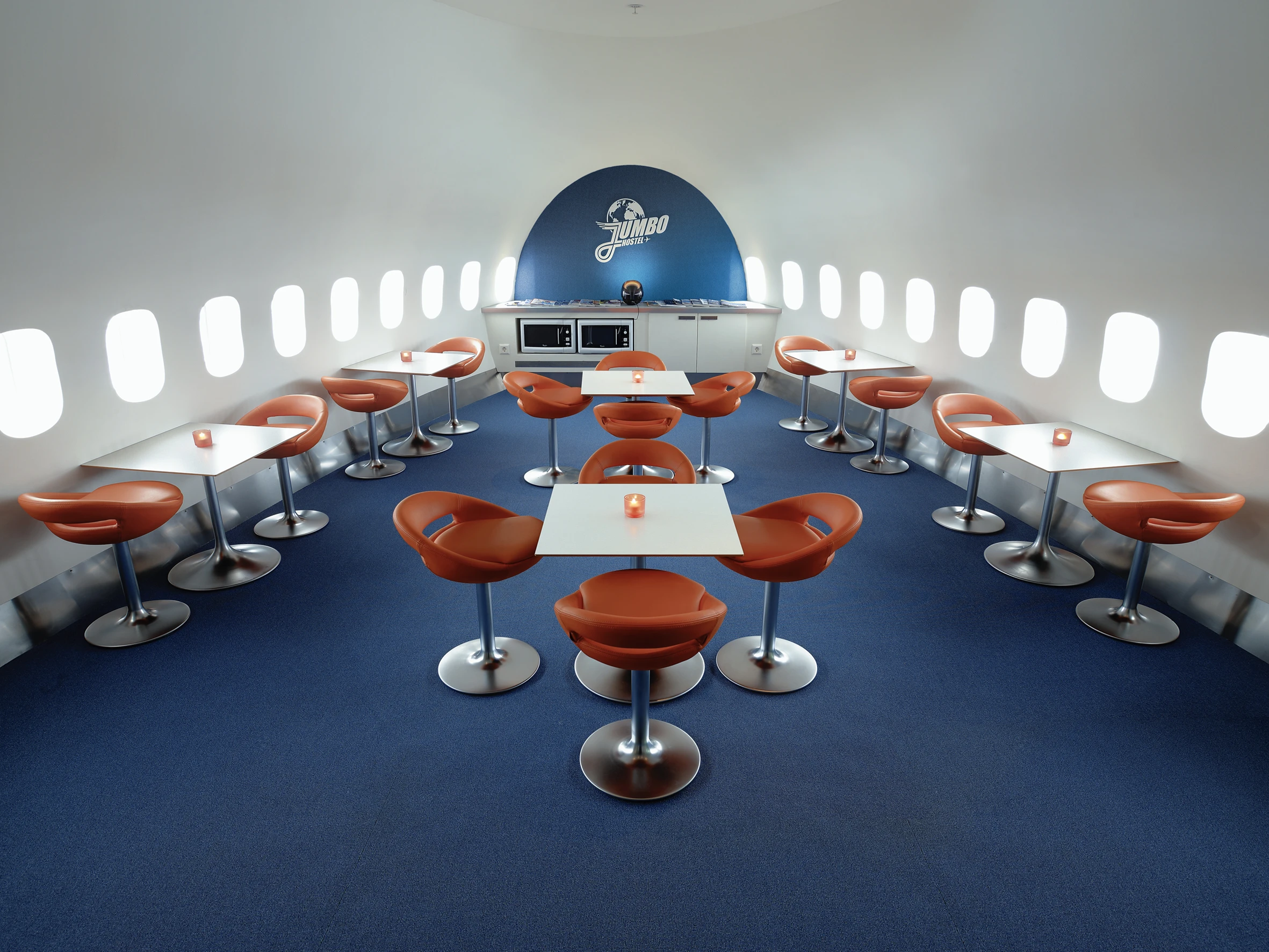 Breakfast on board the Jumbo Hostel (Photo: Lioba Schneider)
