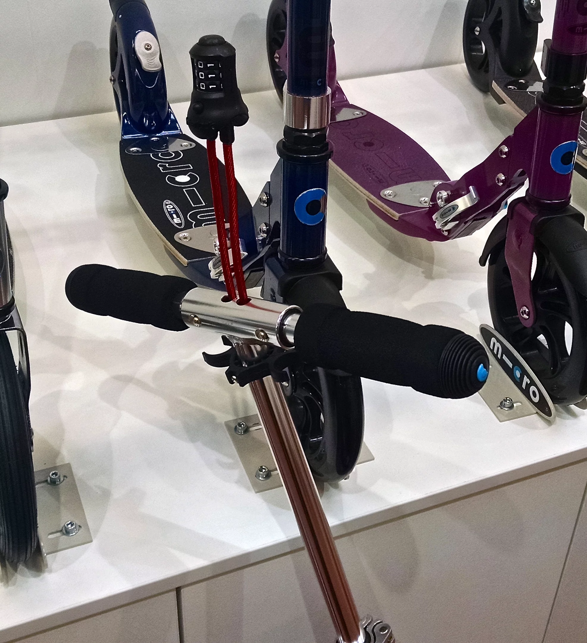 The Micro scooter's lock pulls right out of the handlebars (Photo: C.C. Weiss/Gizmag)
