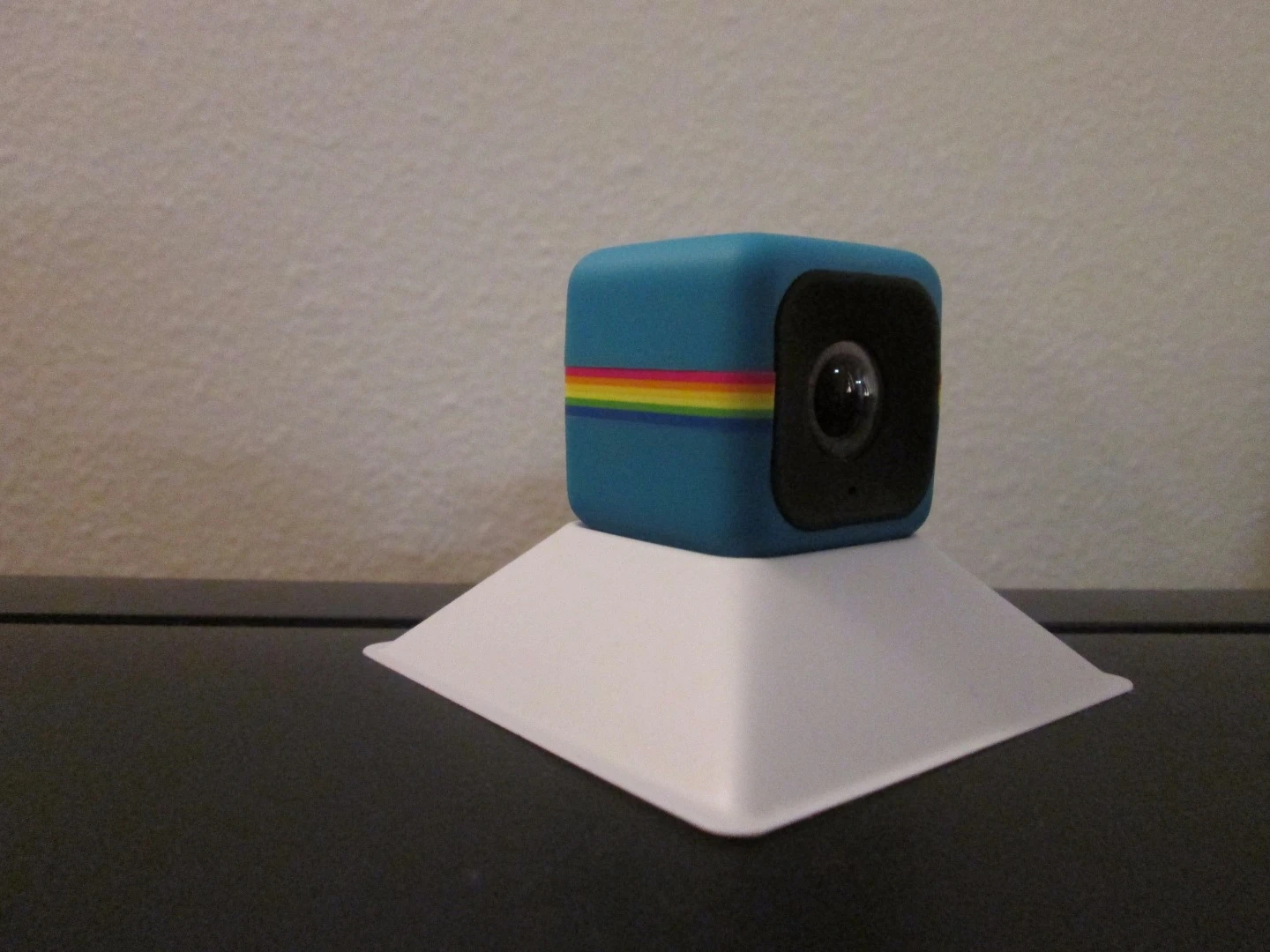 The Polaroid Cube measures 35 mm per side