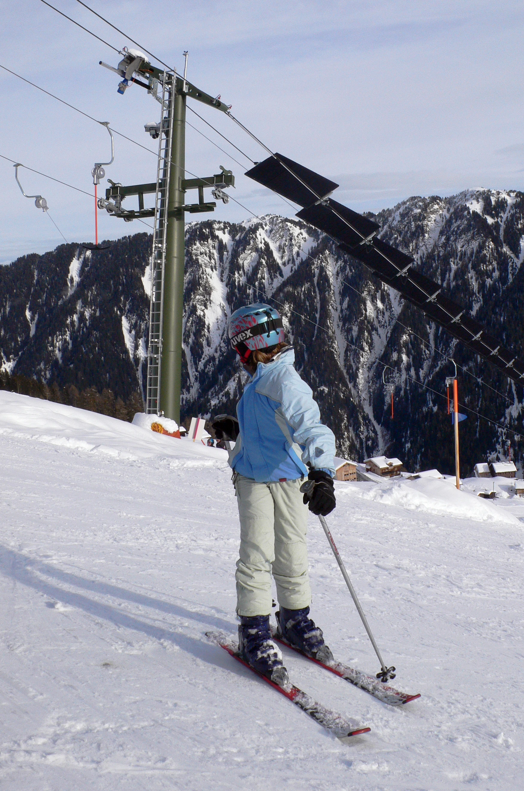The ski lift has the capacity to pull 800 skiers up the mountain per hour