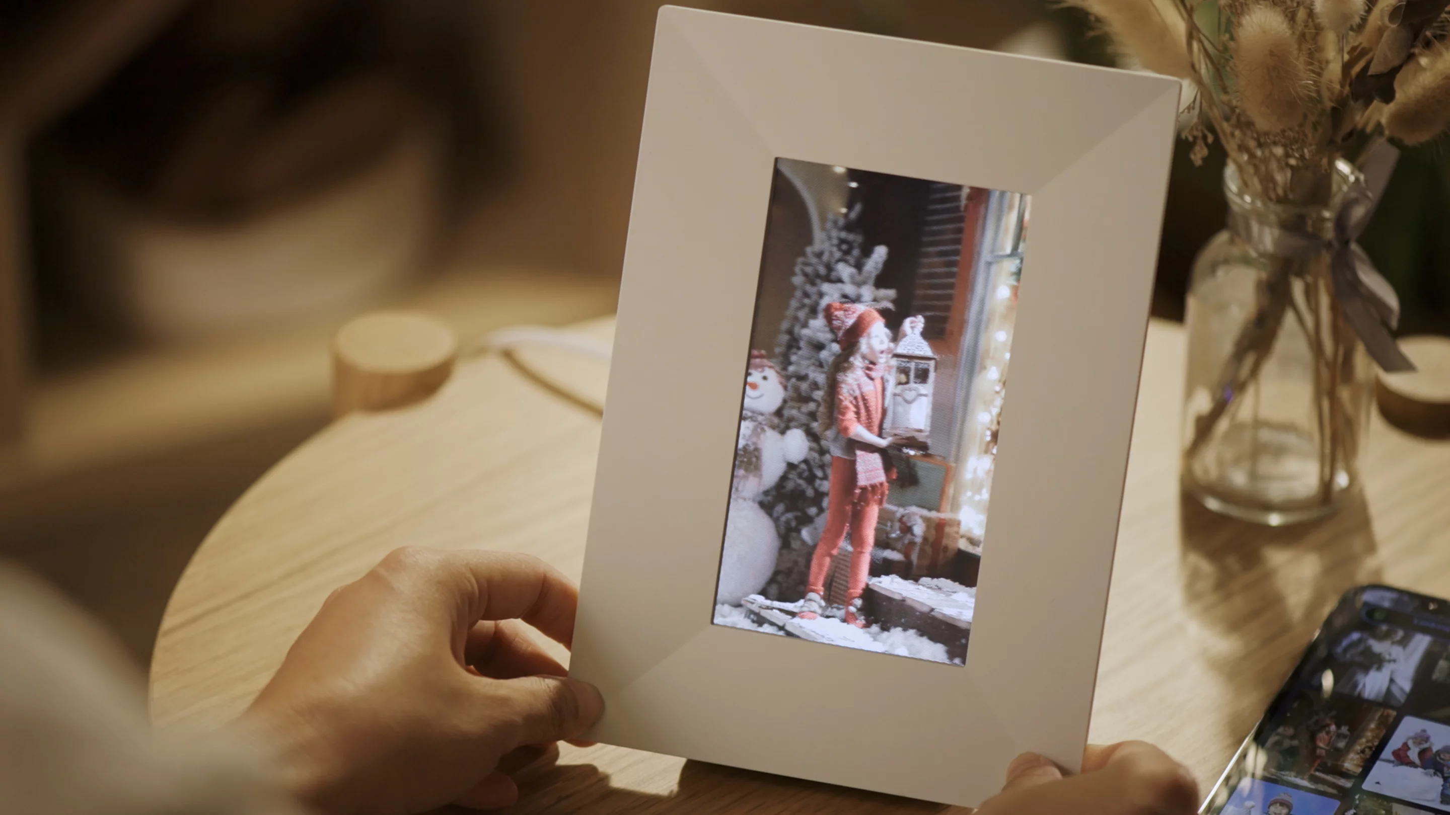 The Looking Glass Go has a 58-edgree viewing cone, and the image fades to black outside that window