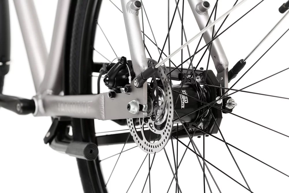 The VanMoof SmartBike comes with either a 3- or 8-speed Sturmey Archer rear hub transmission