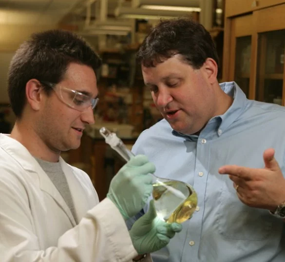 Chemist David Cliffel, right, and graduate student Matt Casey (Image: Daniel Dubois/Vanderbilt University)