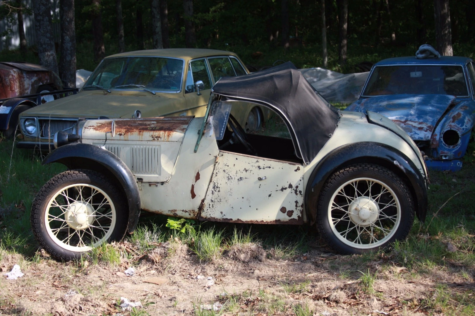 This pre-war Austin attracted a lot of bidding, despite the fact that it that the hinges were rusted shut
