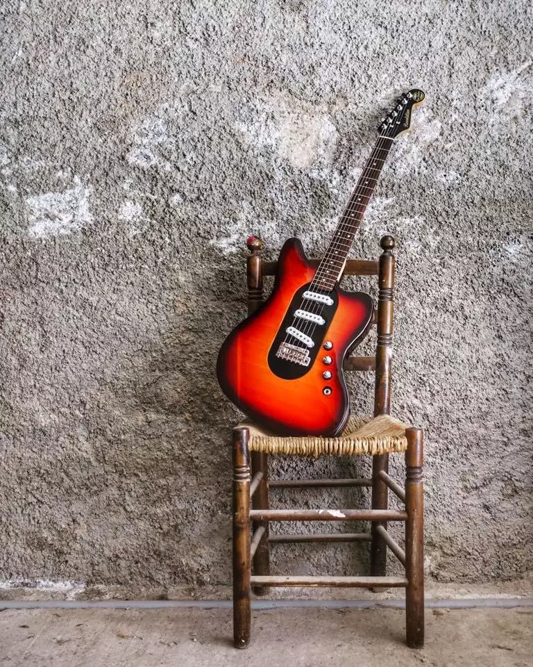 A Fender-inspired body shape in sunburst, with a Jan body core