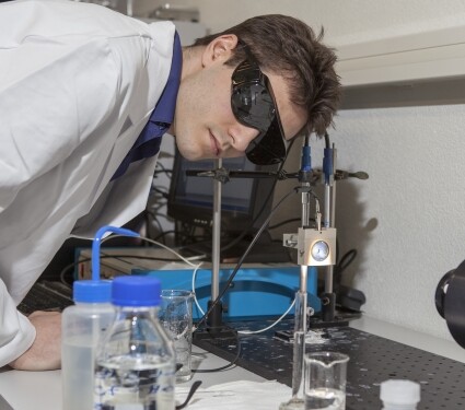 Florent Boudoire tests the functioning of his photoelectrode in a sunlight simulator (Photo: Empa)