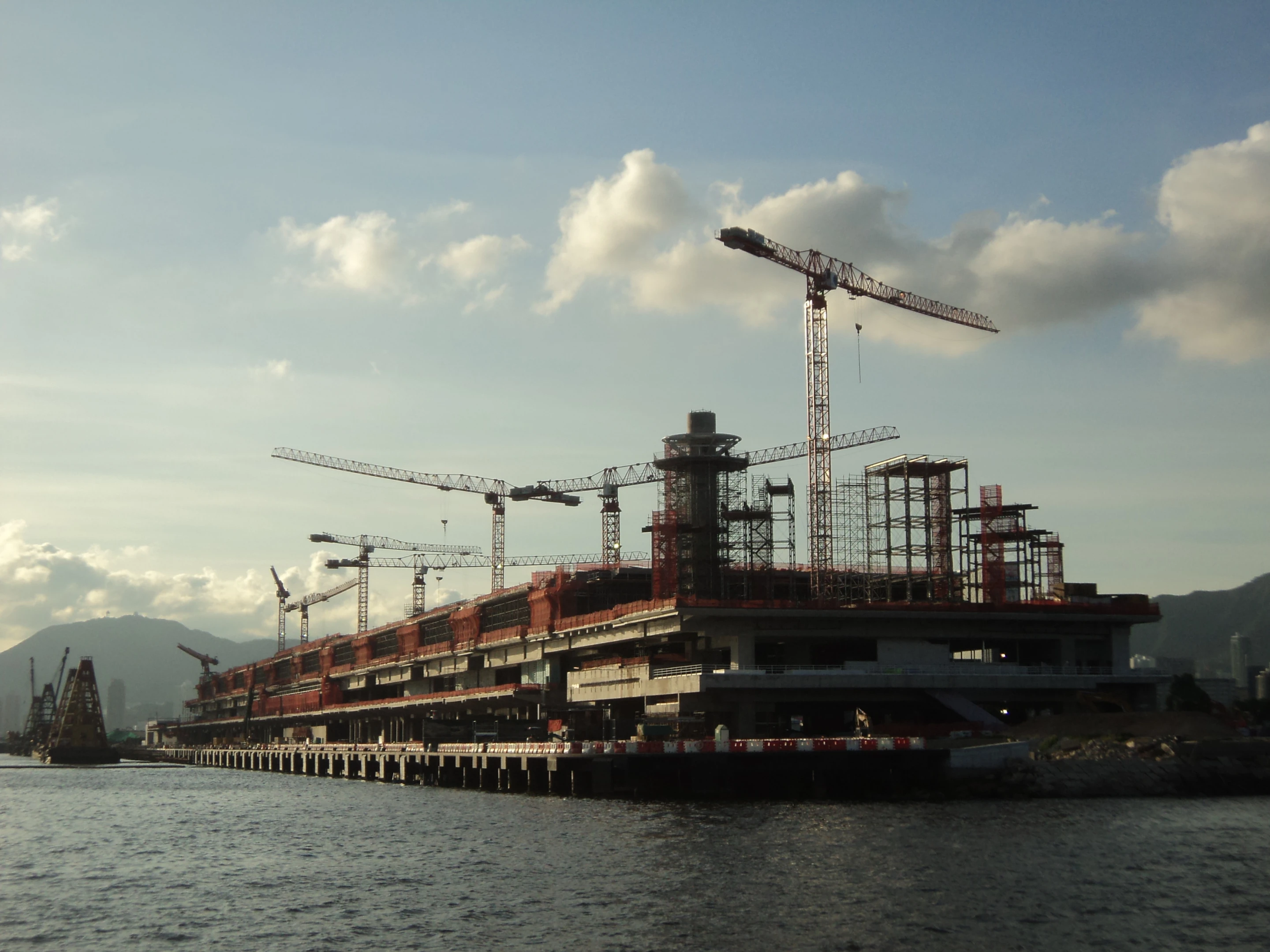 South end of the Kai Tak Cruise terminal under construction in July 2012 showing the length of the terminal (Image: Ngchikit/Wikipedia)