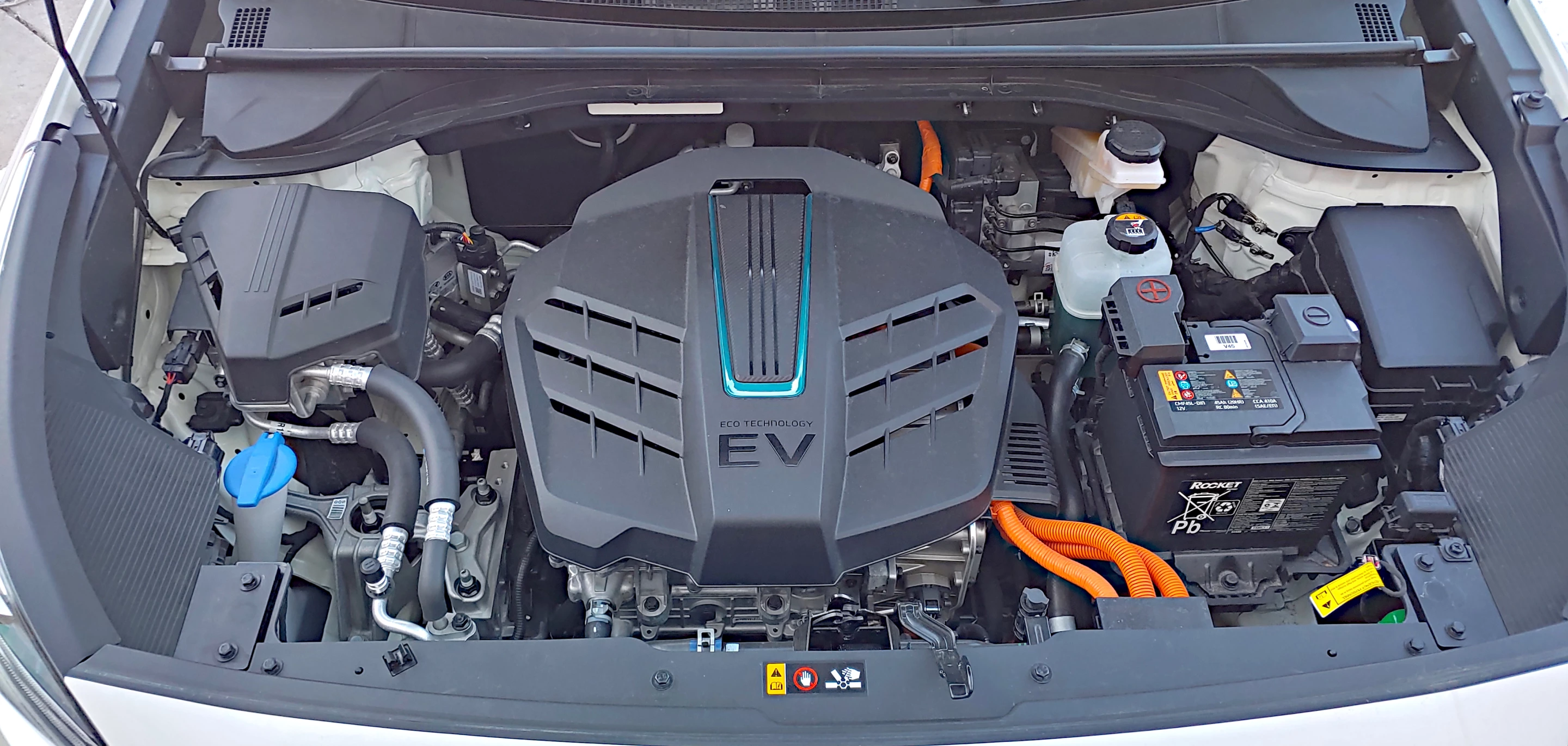 Under the hood, the Kia Niro EV has an engine cover similar to the gasoline version, helping direct airflow for cooling, and