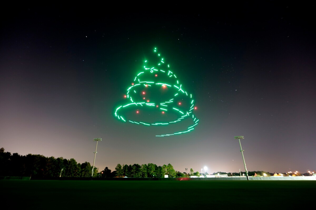 Intel S Shooting Star Drones Bring Flying Christmas Lights To Disney World
