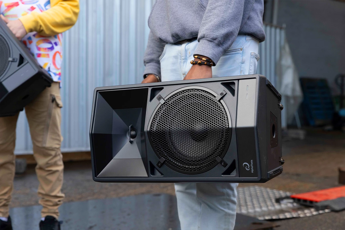 Each Wave-Eight speaker measures 11.8 x 21.8 x 13.3 inches, and weighs in at 28 lb